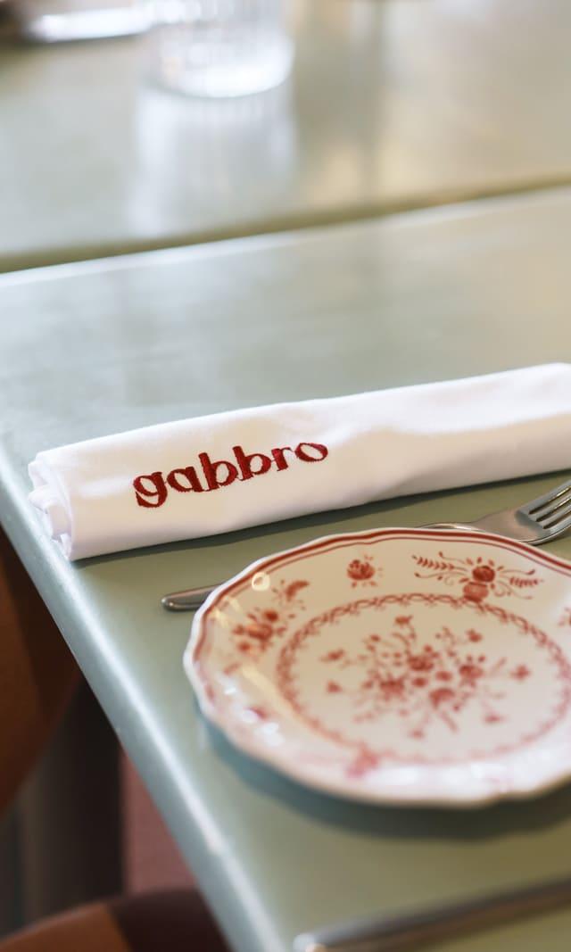 Table at gabbro with the house napkin